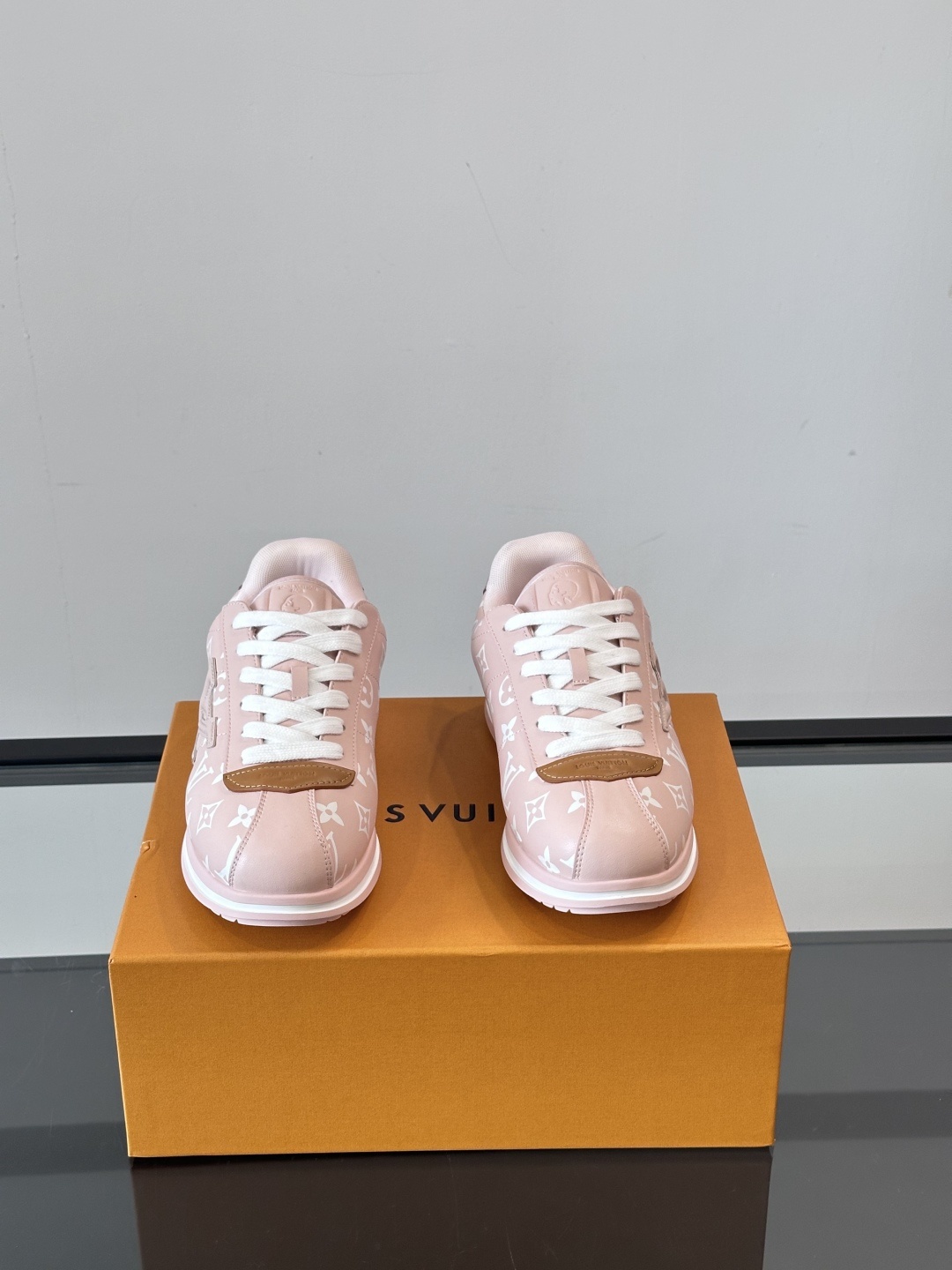 LV 🫏BUTTERSOFT运动鞋的多彩诠释结合了羊皮、LV BUTTERSOFT运动鞋的多彩诠释结合了