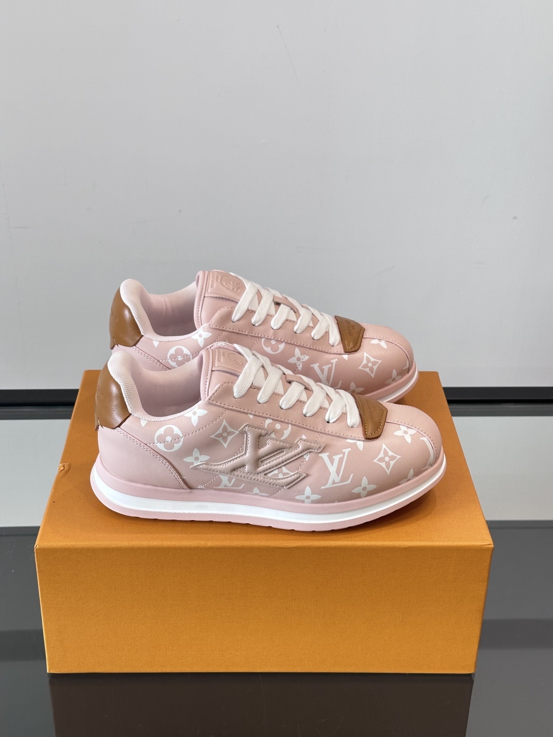LV 🫏BUTTERSOFT运动鞋的多彩诠释结合了羊皮、LV BUTTERSOFT运动鞋的多彩诠释结合了