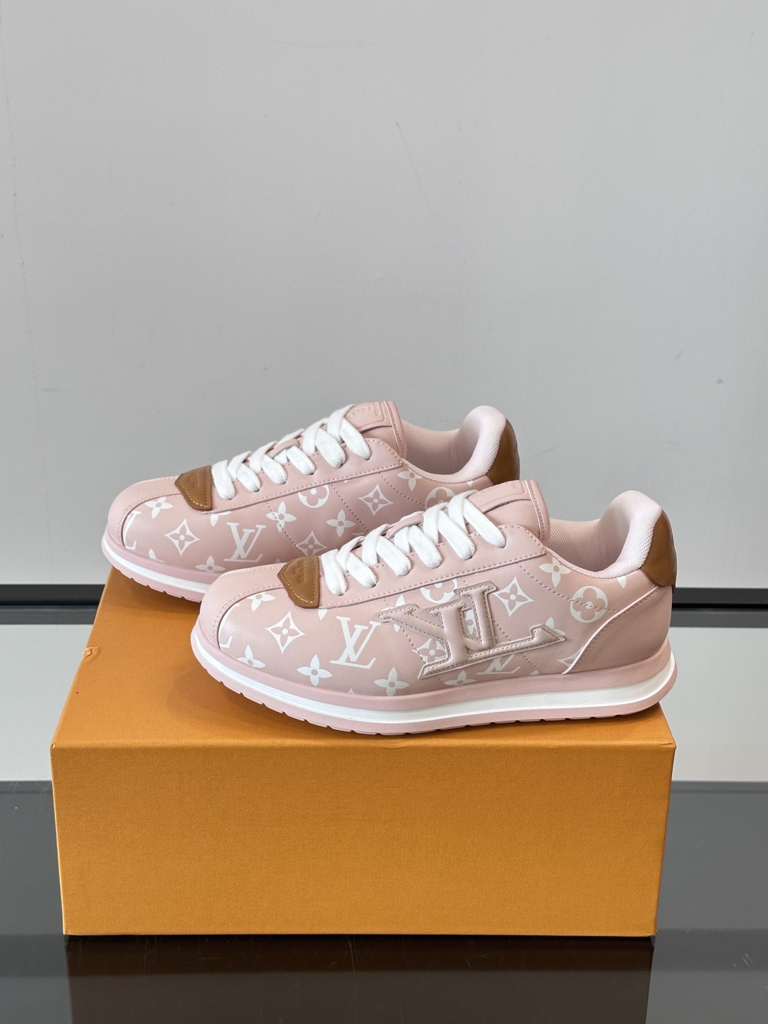 LV 🫏BUTTERSOFT运动鞋的多彩诠释结合了羊皮、LV BUTTERSOFT运动鞋的多彩诠释结合了