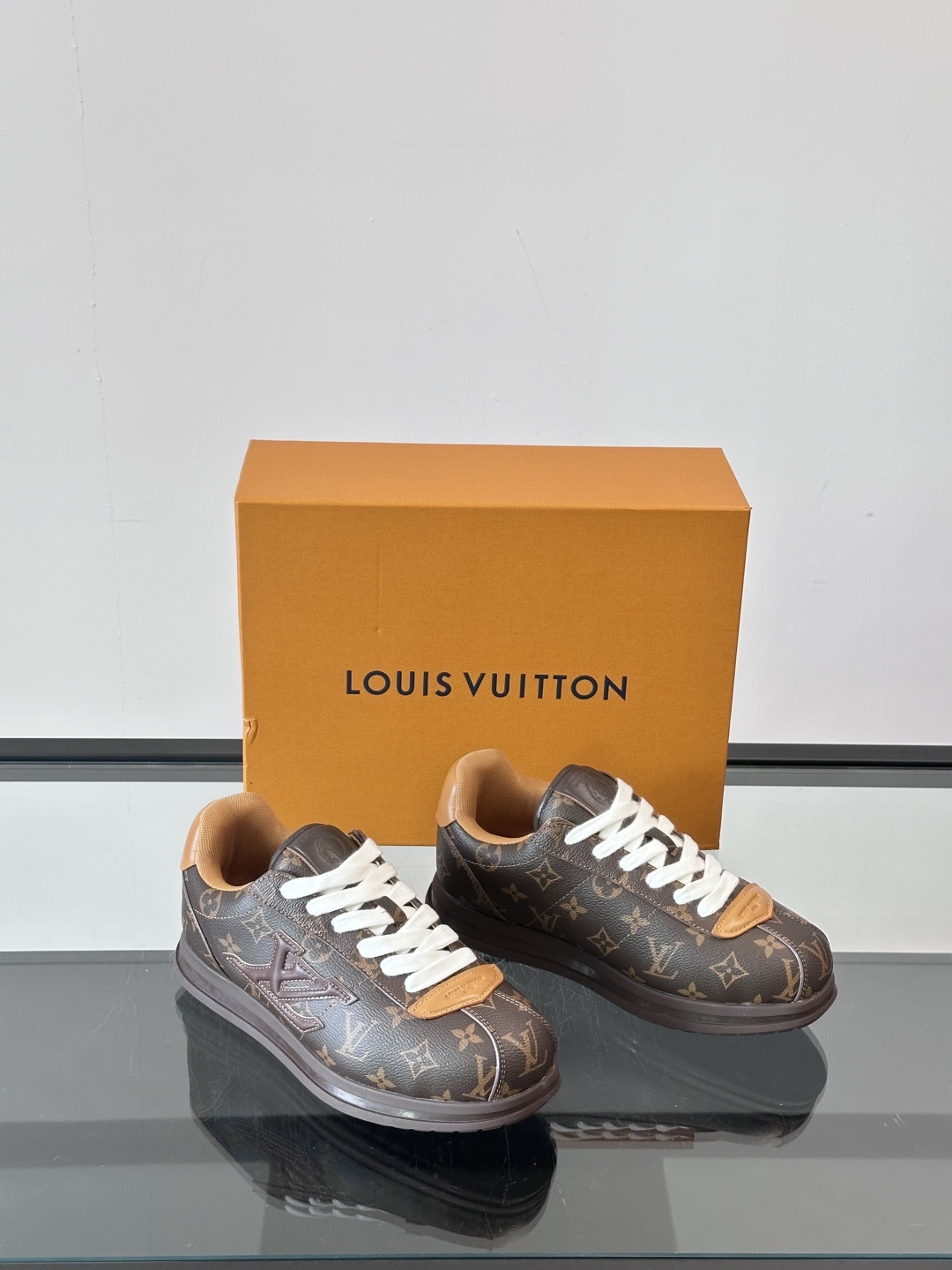 LV 🫏BUTTERSOFT运动鞋的多彩诠释结合了羊皮、LV BUTTERSOFT运动鞋的多彩诠释结合了