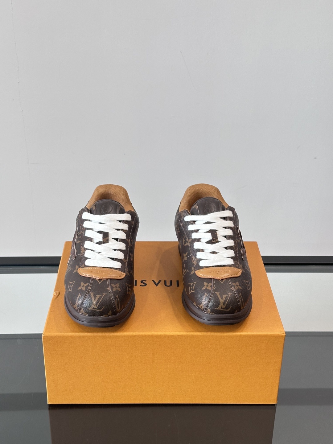 LV 🫏BUTTERSOFT运动鞋的多彩诠释结合了羊皮、LV BUTTERSOFT运动鞋的多彩诠释结合了