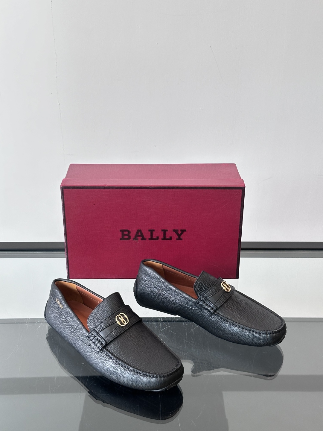 Bally原单精品， 男士乐福一脚蹬休闲皮鞋，面料细腻小牛皮制，点缀精巧横条品牌装饰  小牛皮内里，上脚