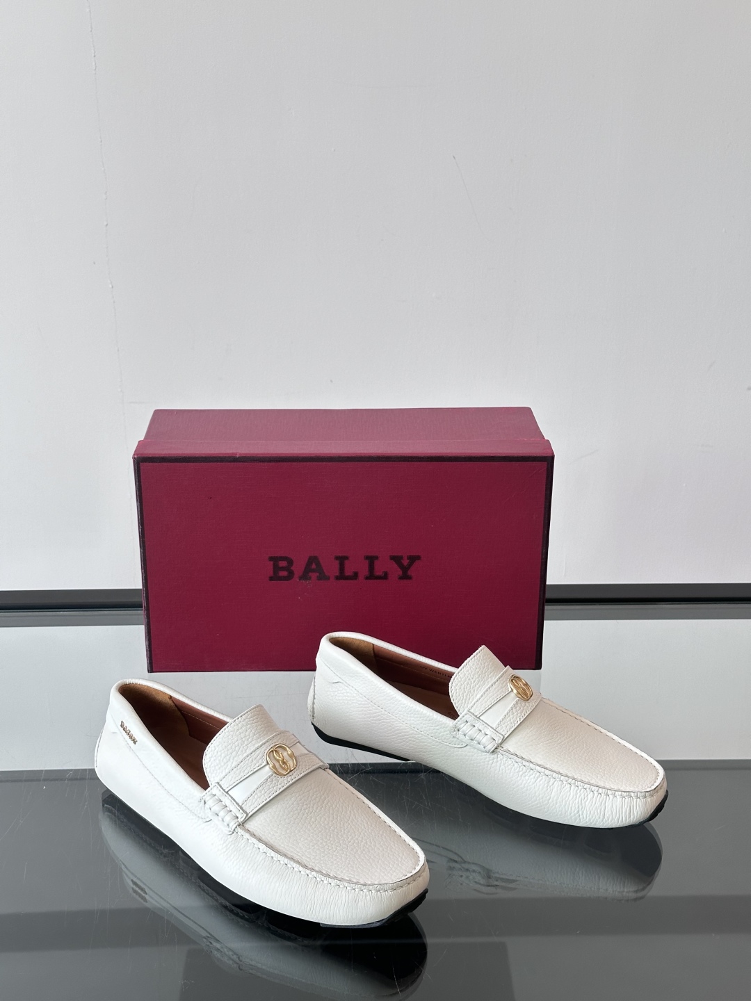 Bally原单精品， 男士乐福一脚蹬休闲皮鞋，面料细腻小牛皮制，点缀精巧横条品牌装饰  小牛皮内里，上脚