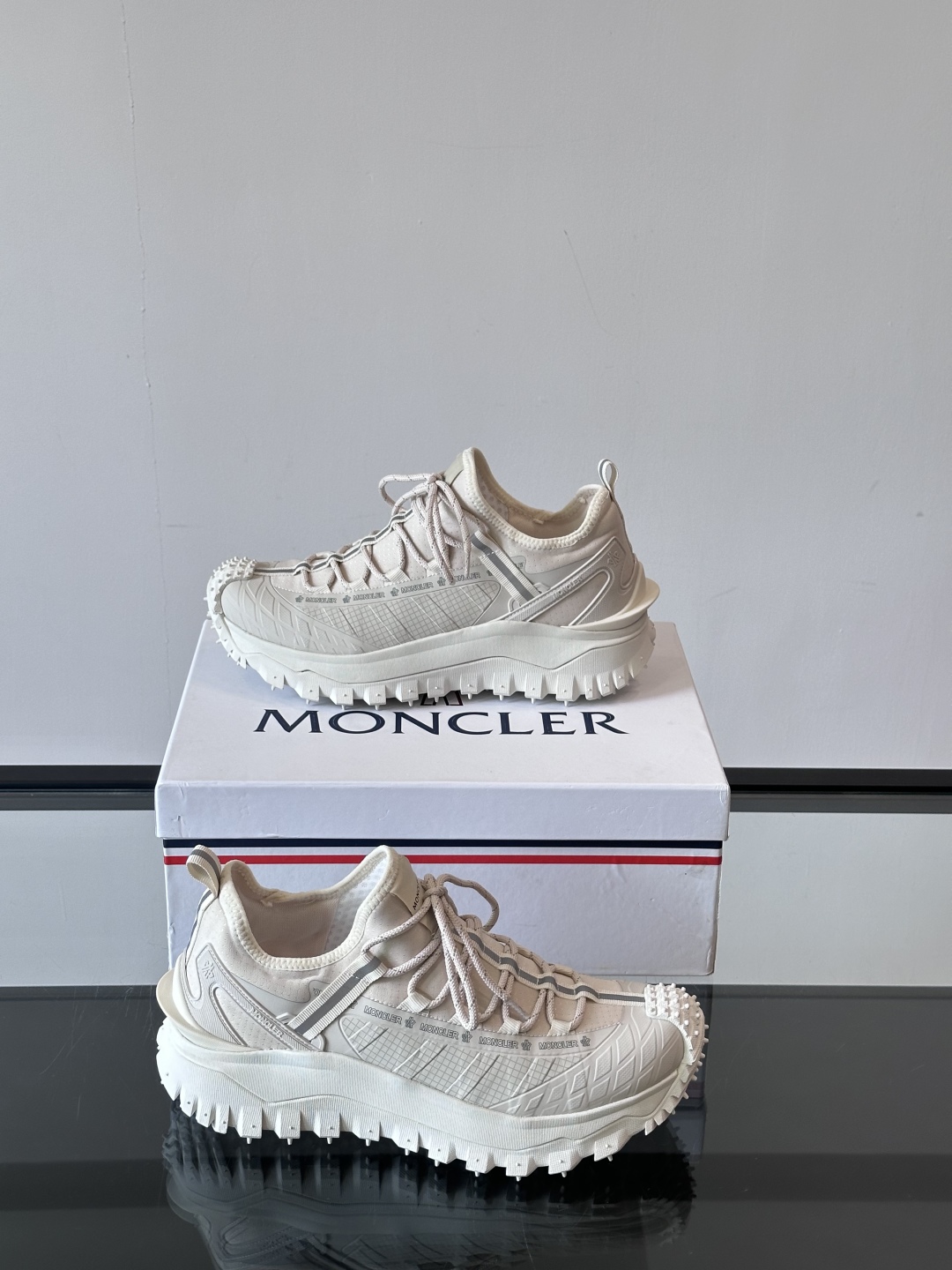 Moncler/蒙口户外系带运动鞋，具有舒适防滑性能，采用皮革和科技面料制成，专为户外跑步或都市漫步而设