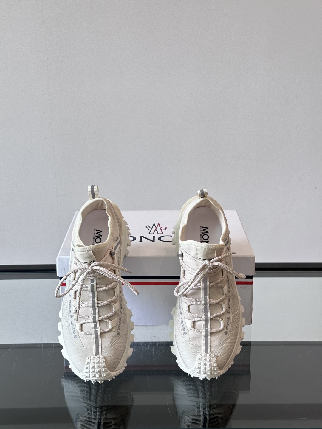 Moncler/蒙口户外系带运动鞋，具有舒适防滑性能，采用皮革和科技面料制成，专为户外跑步或都市漫步而设