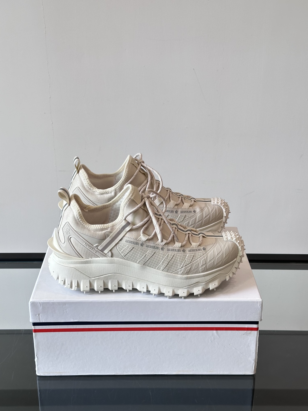 Moncler/蒙口户外系带运动鞋，具有舒适防滑性能，采用皮革和科技面料制成，专为户外跑步或都市漫步而设