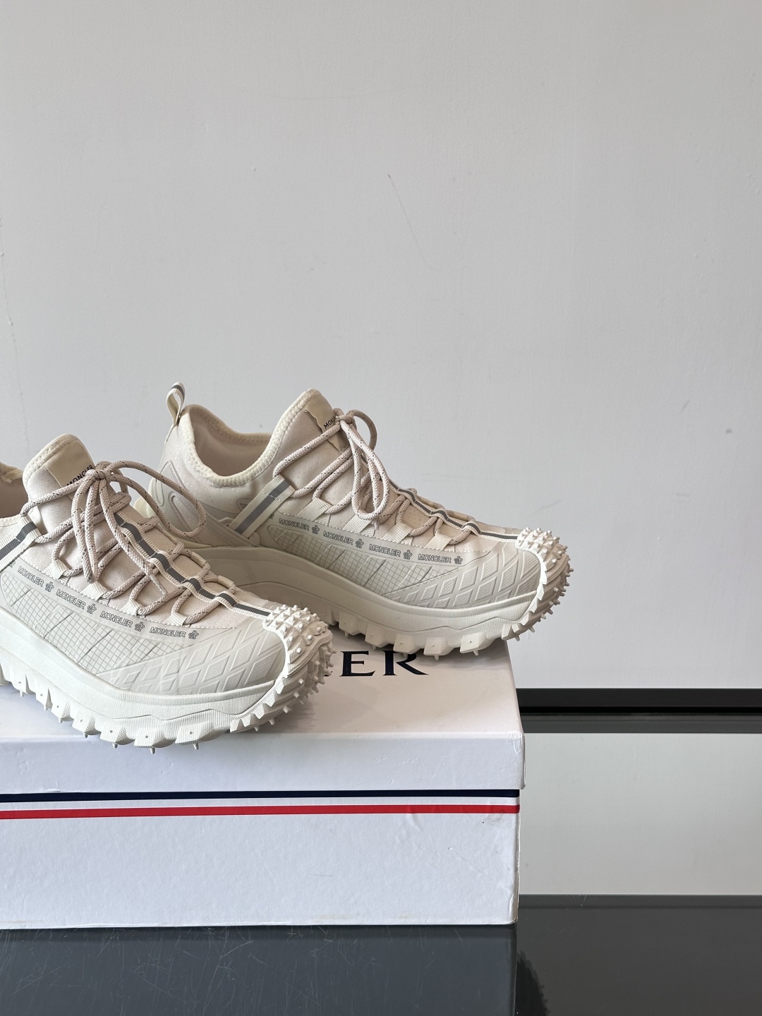 Moncler/蒙口户外系带运动鞋，具有舒适防滑性能，采用皮革和科技面料制成，专为户外跑步或都市漫步而设