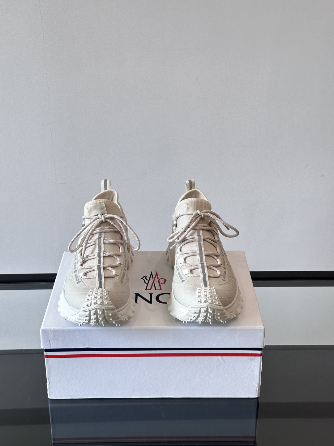 Moncler/蒙口户外系带运动鞋，具有舒适防滑性能，采用皮革和科技面料制成，专为户外跑步或都市漫步而设