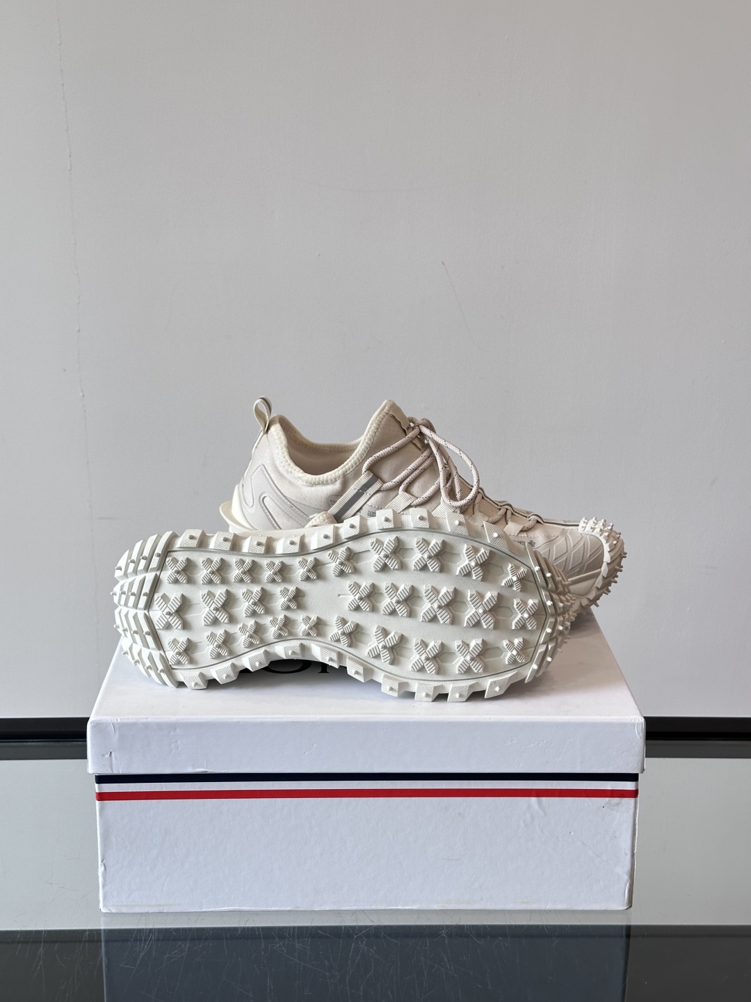 Moncler/蒙口户外系带运动鞋，具有舒适防滑性能，采用皮革和科技面料制成，专为户外跑步或都市漫步而设