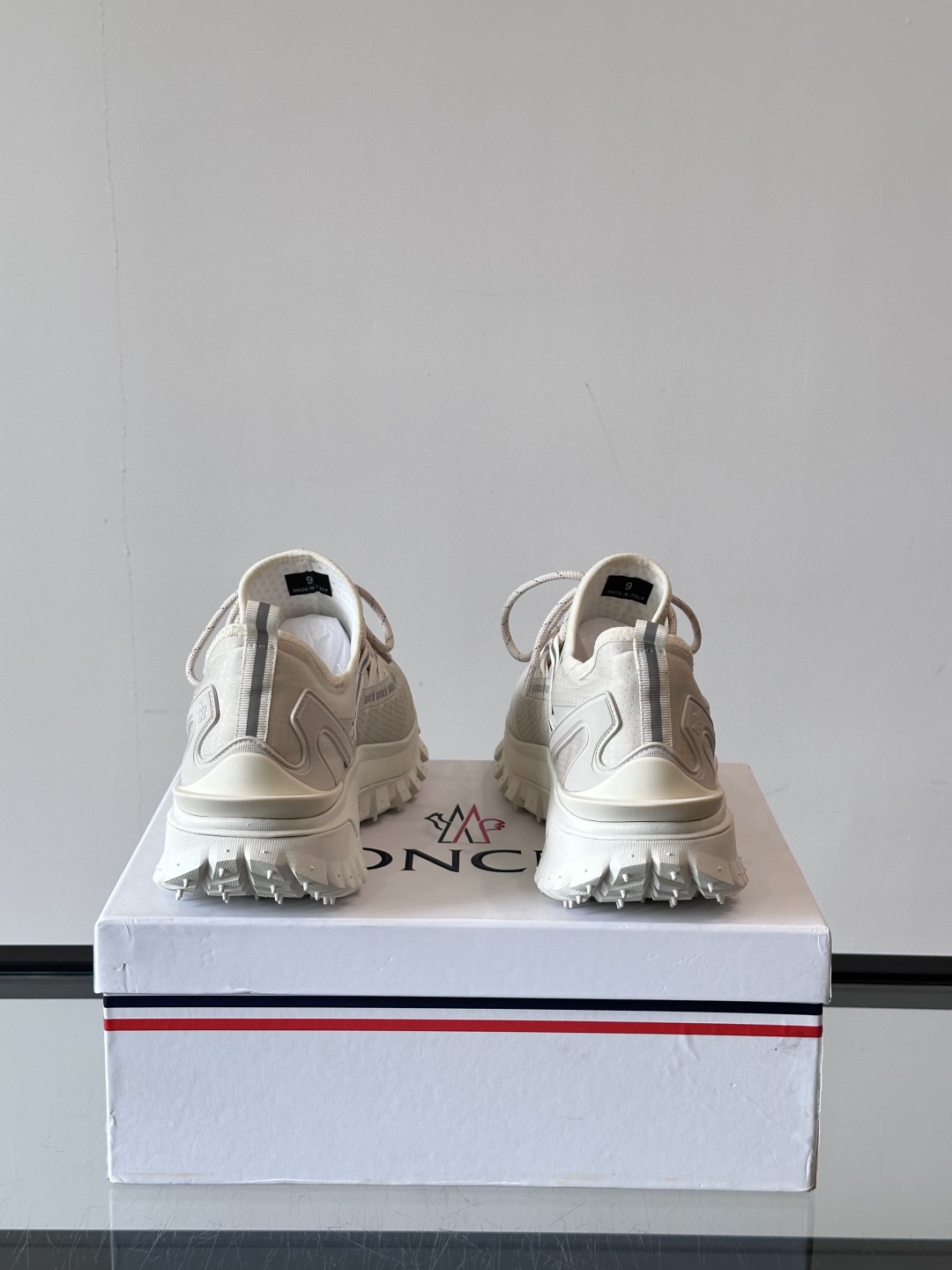 Moncler/蒙口户外系带运动鞋，具有舒适防滑性能，采用皮革和科技面料制成，专为户外跑步或都市漫步而设