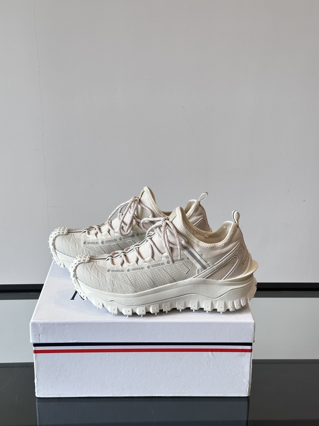Moncler/蒙口户外系带运动鞋，具有舒适防滑性能，采用皮革和科技面料制成，专为户外跑步或都市漫步而设