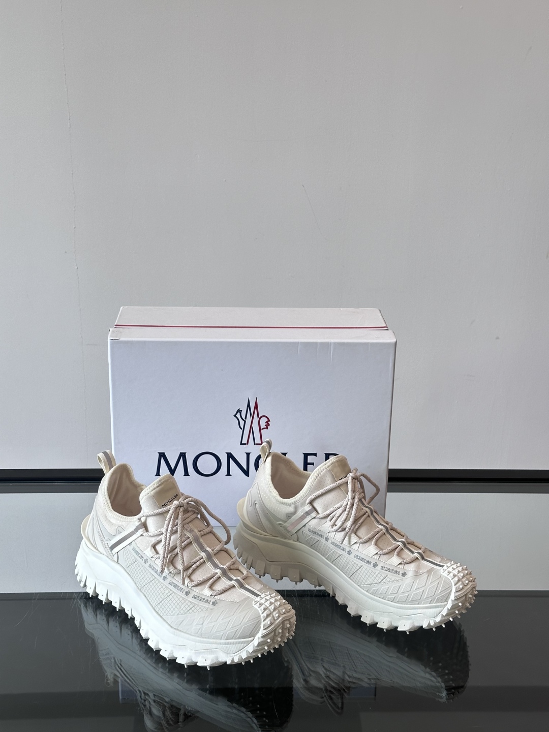 Moncler/蒙口户外系带运动鞋，具有舒适防滑性能，采用皮革和科技面料制成，专为户外跑步或都市漫步而设