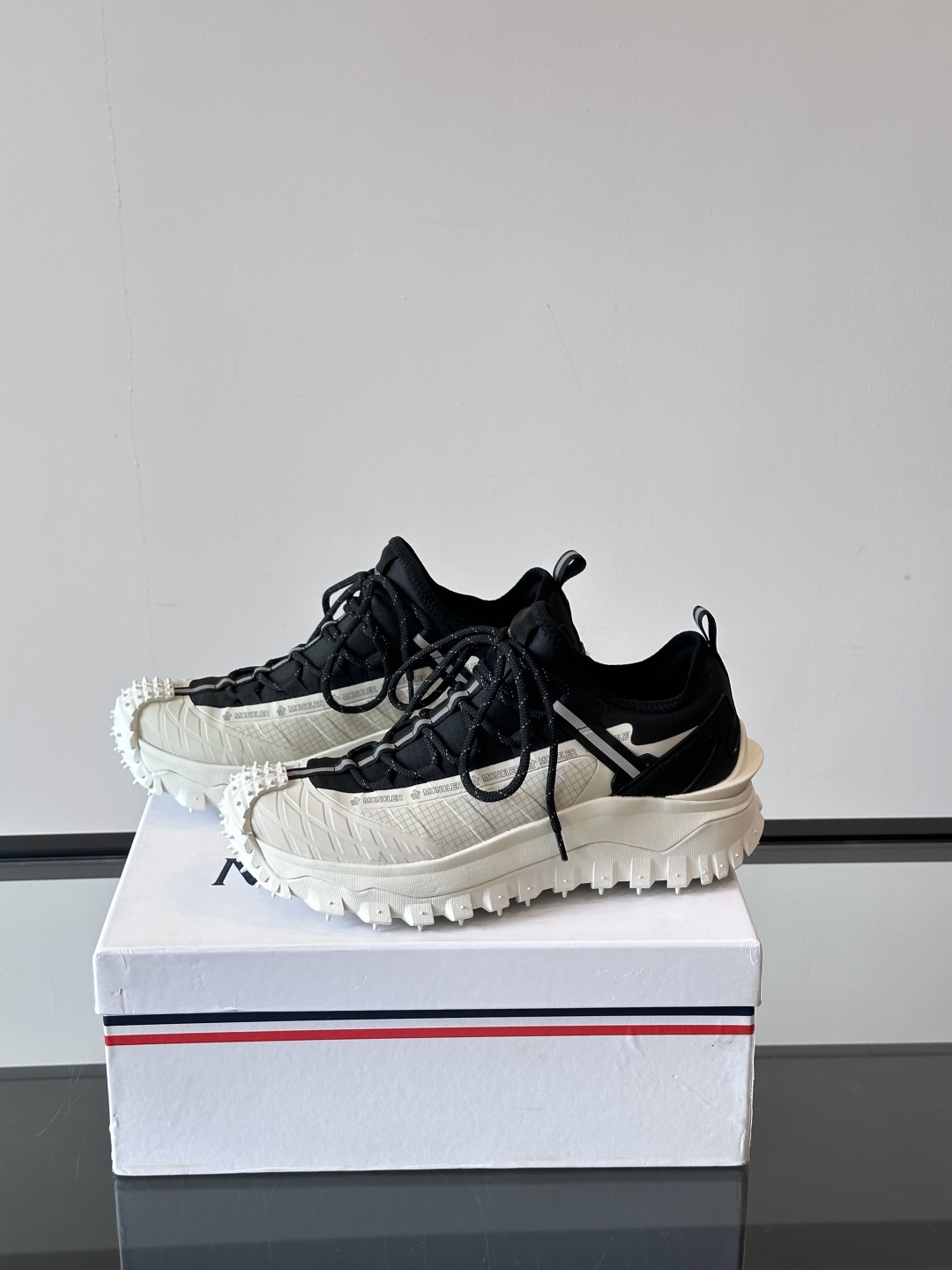 Moncler/蒙口户外系带运动鞋，具有舒适防滑性能，采用皮革和科技面料制成，专为户外跑步或都市漫步而设