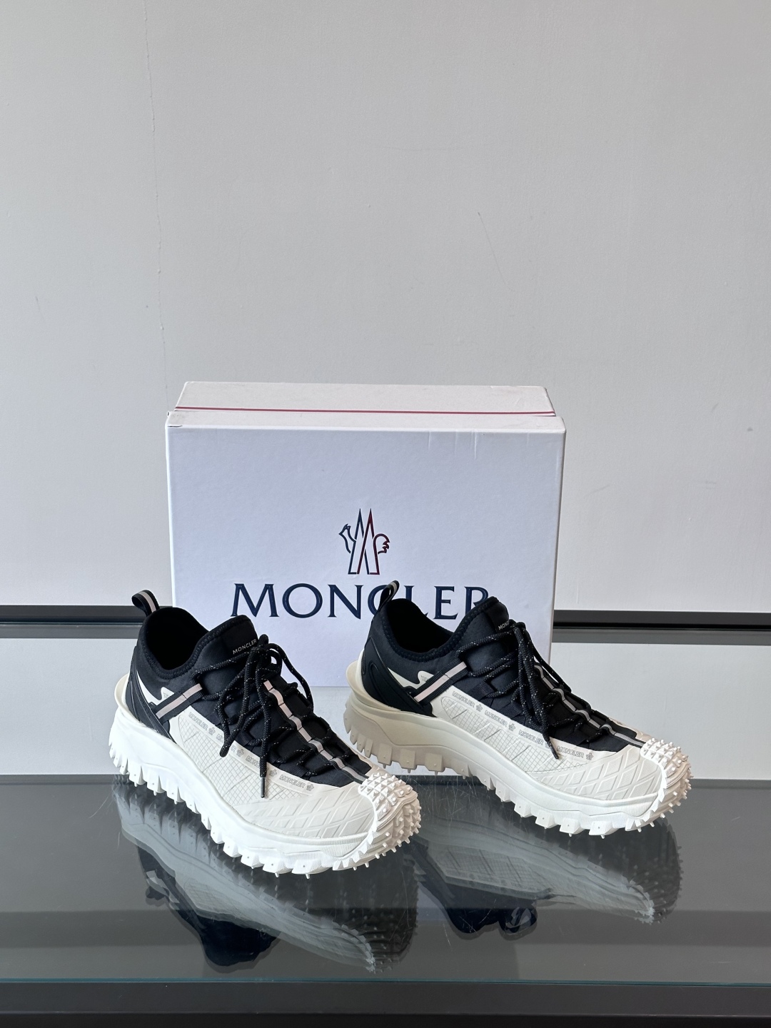 Moncler/蒙口户外系带运动鞋，具有舒适防滑性能，采用皮革和科技面料制成，专为户外跑步或都市漫步而设