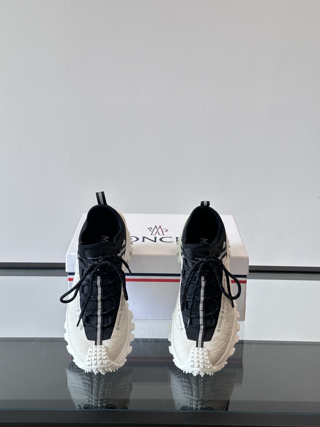 Moncler/蒙口户外系带运动鞋，具有舒适防滑性能，采用皮革和科技面料制成，专为户外跑步或都市漫步而设