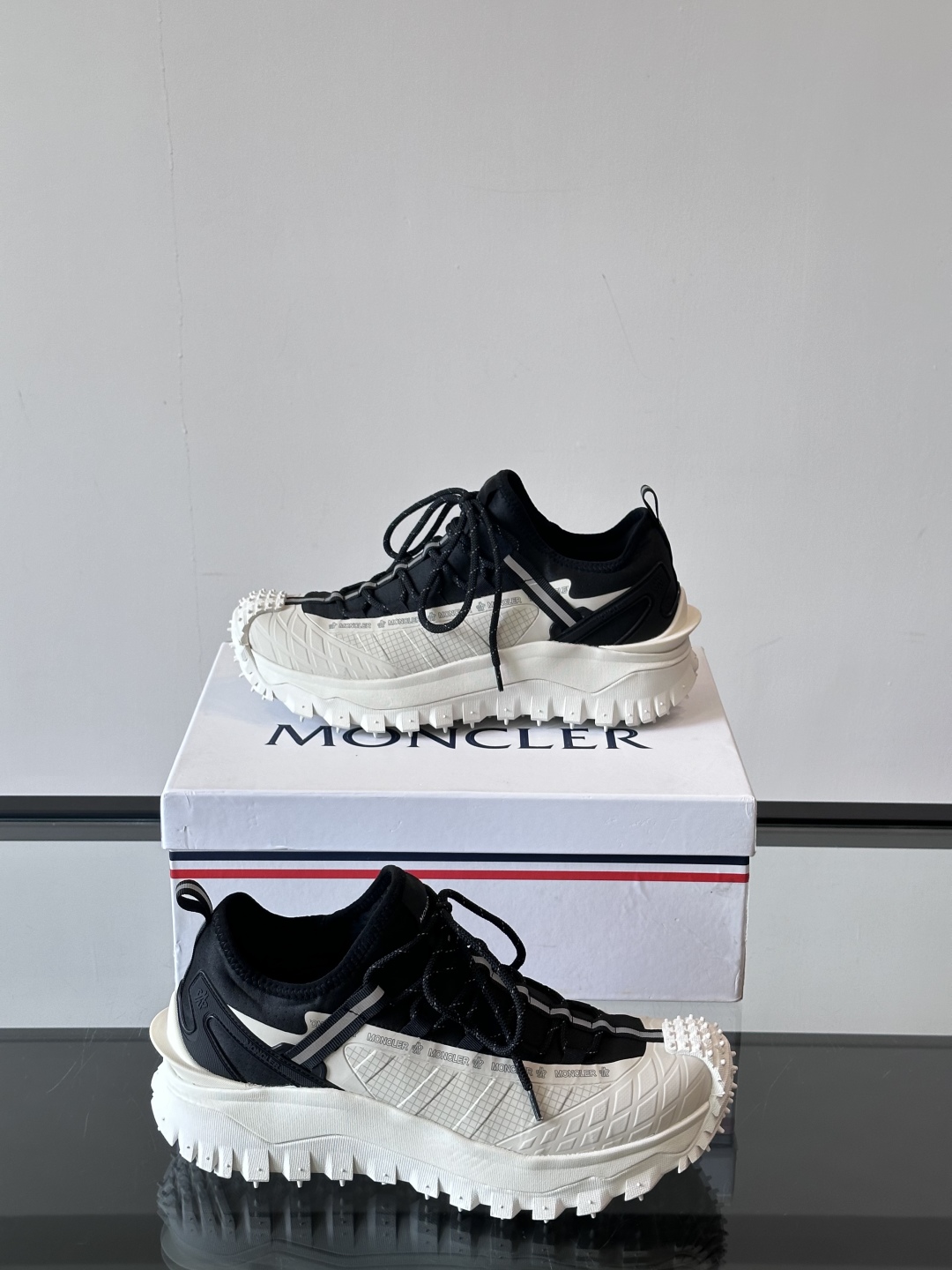 Moncler/蒙口户外系带运动鞋，具有舒适防滑性能，采用皮革和科技面料制成，专为户外跑步或都市漫步而设