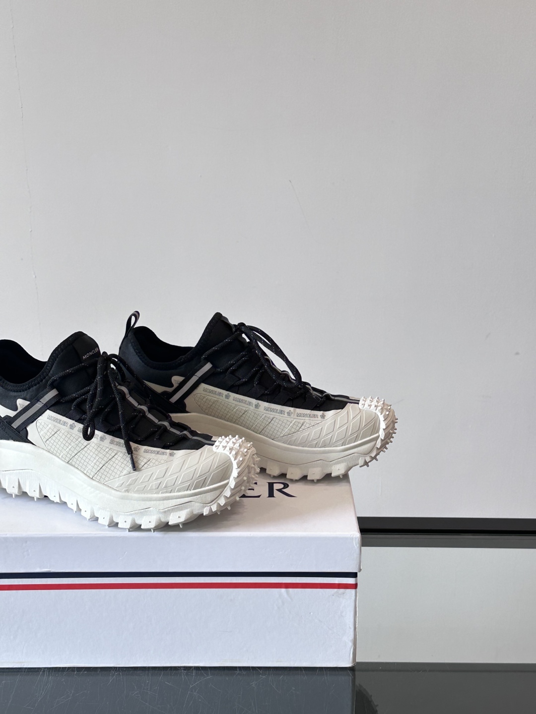 Moncler/蒙口户外系带运动鞋，具有舒适防滑性能，采用皮革和科技面料制成，专为户外跑步或都市漫步而设