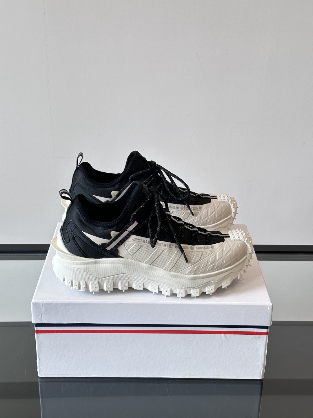 Moncler/蒙口户外系带运动鞋，具有舒适防滑性能，采用皮革和科技面料制成，专为户外跑步或都市漫步而设