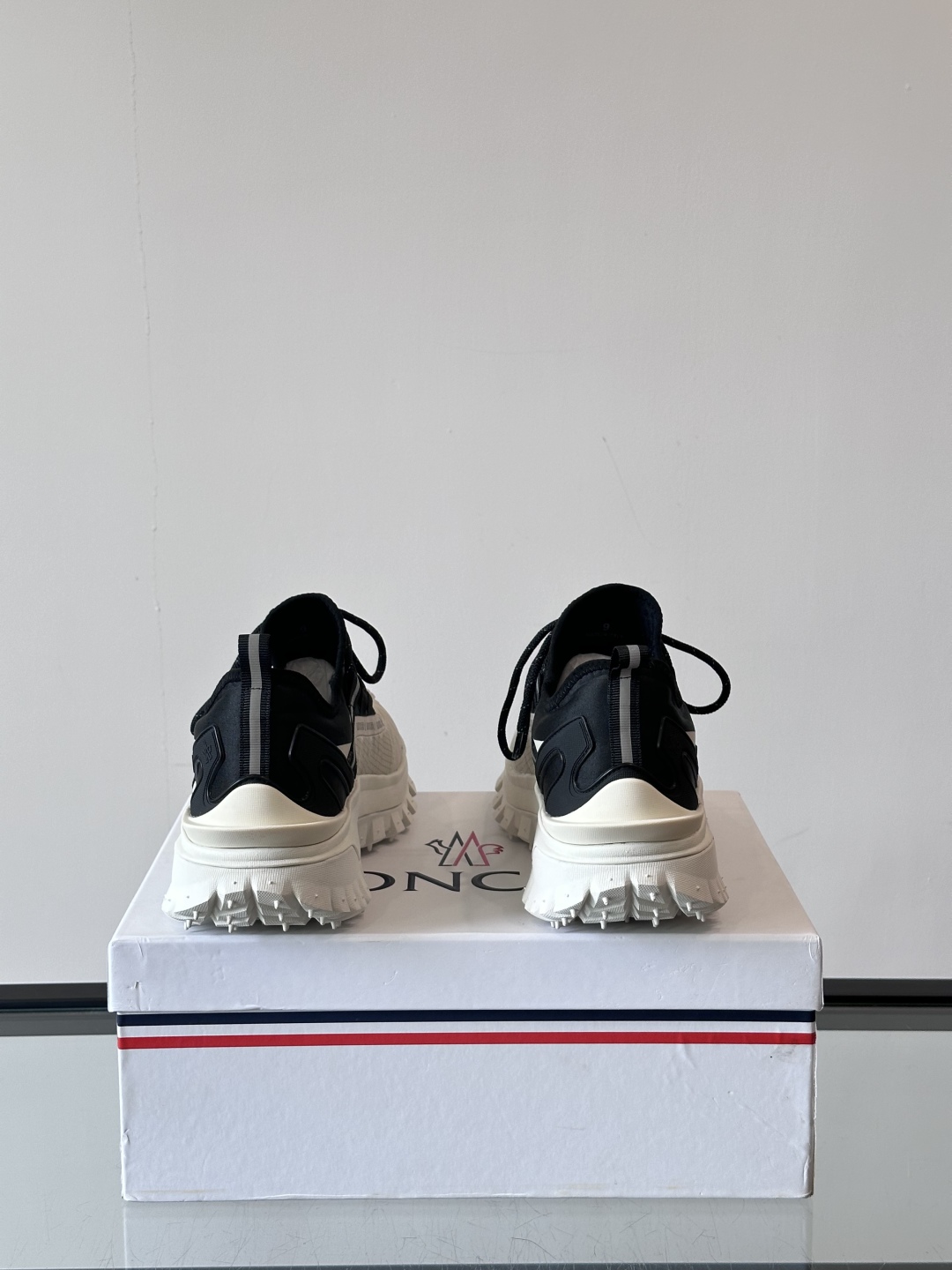 Moncler/蒙口户外系带运动鞋，具有舒适防滑性能，采用皮革和科技面料制成，专为户外跑步或都市漫步而设