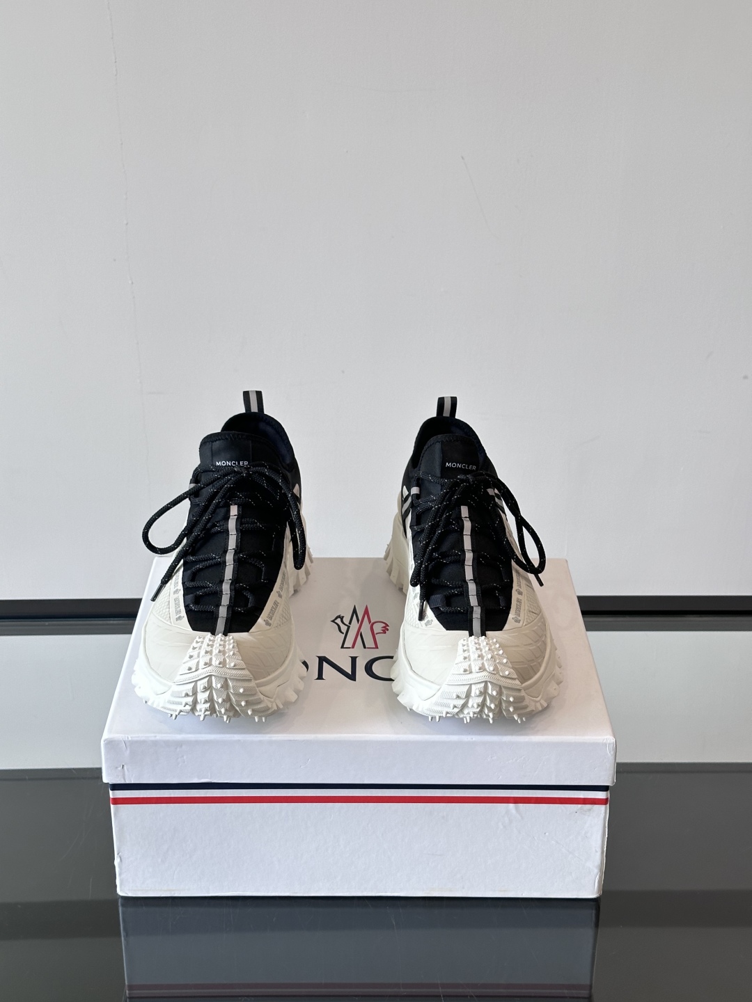 Moncler/蒙口户外系带运动鞋，具有舒适防滑性能，采用皮革和科技面料制成，专为户外跑步或都市漫步而设