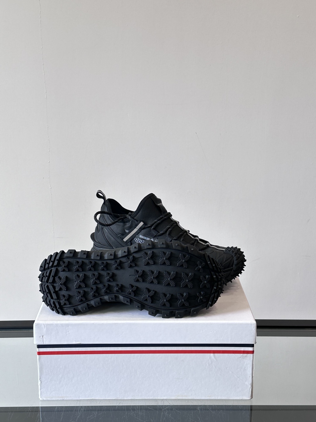 Moncler/蒙口户外系带运动鞋，具有舒适防滑性能，采用皮革和科技面料制成，专为户外跑步或都市漫步而设