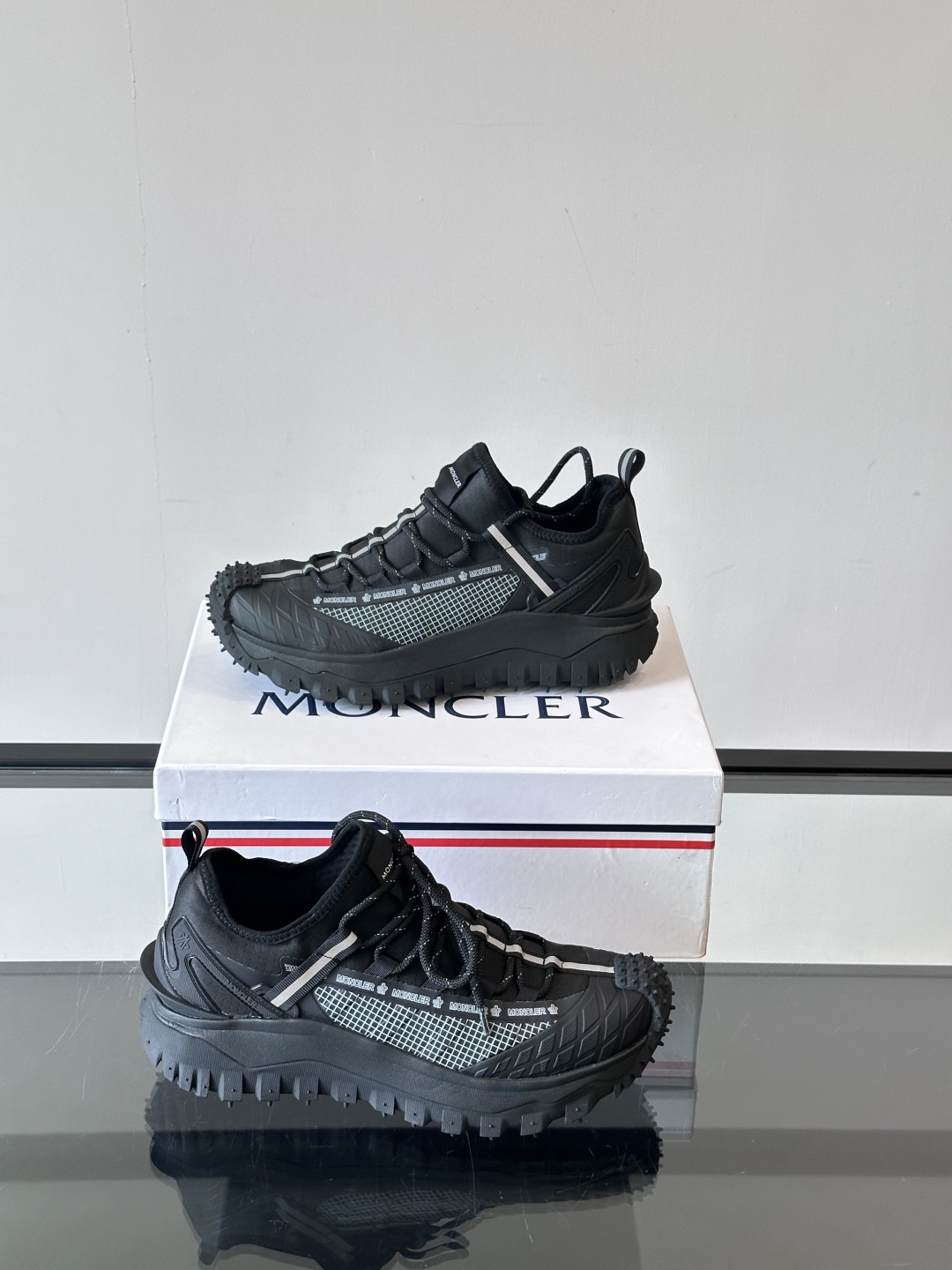 Moncler/蒙口户外系带运动鞋，具有舒适防滑性能，采用皮革和科技面料制成，专为户外跑步或都市漫步而设