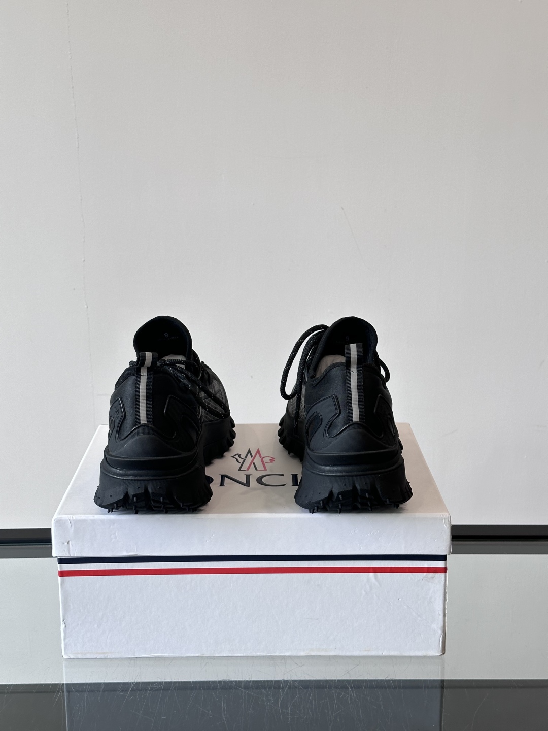 Moncler/蒙口户外系带运动鞋，具有舒适防滑性能，采用皮革和科技面料制成，专为户外跑步或都市漫步而设
