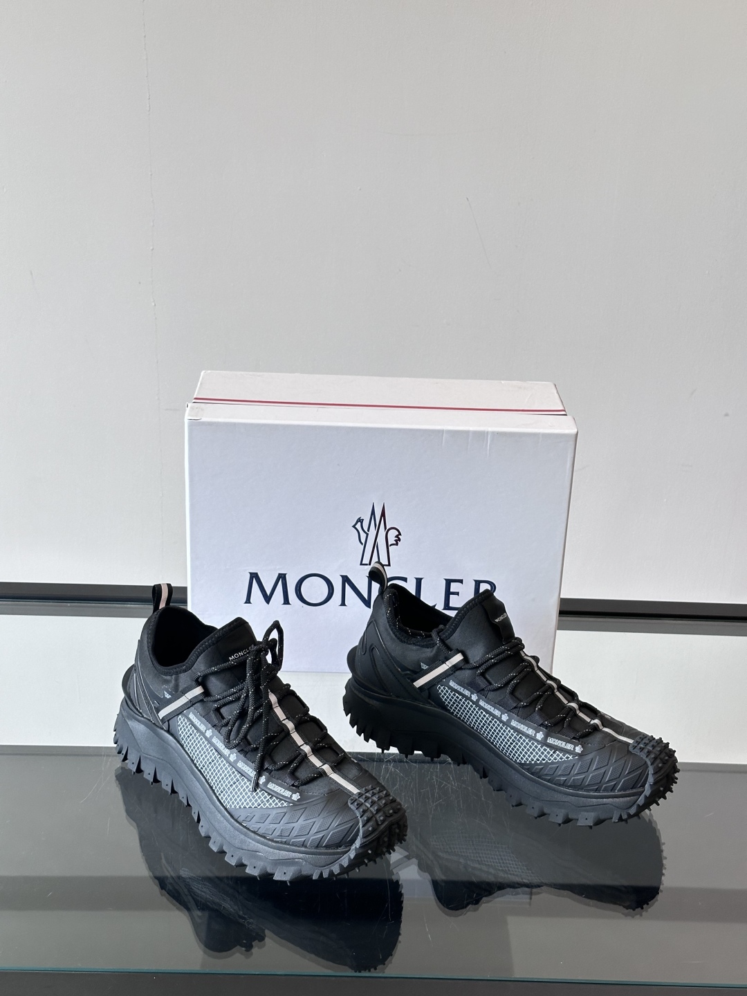 Moncler/蒙口户外系带运动鞋，具有舒适防滑性能，采用皮革和科技面料制成，专为户外跑步或都市漫步而设