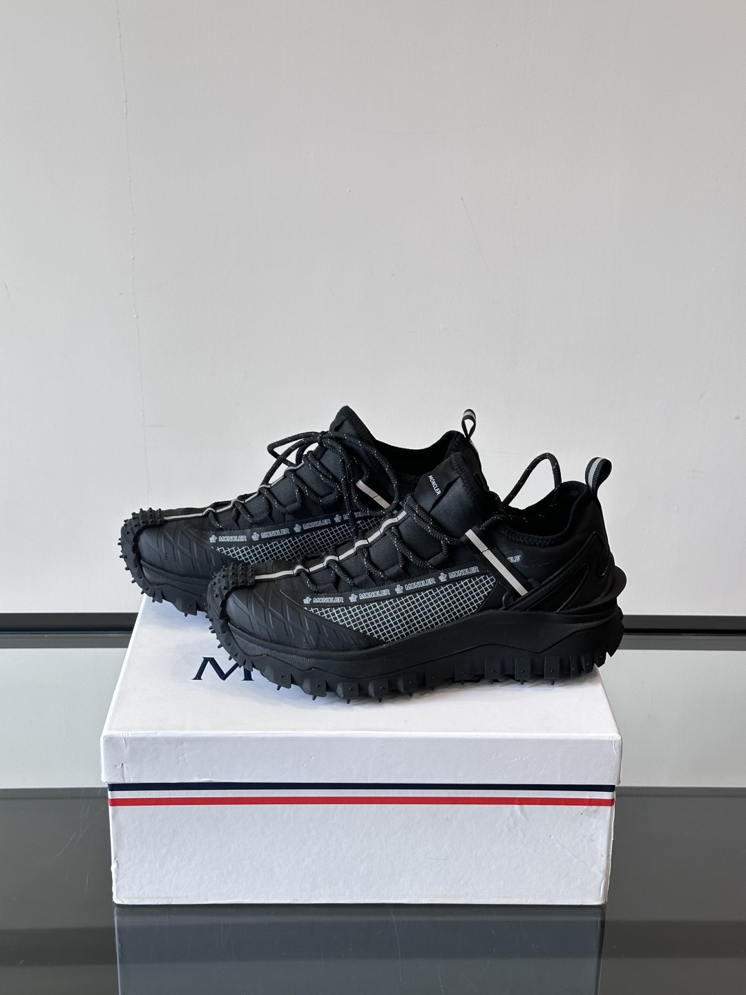 Moncler/蒙口户外系带运动鞋，具有舒适防滑性能，采用皮革和科技面料制成，专为户外跑步或都市漫步而设