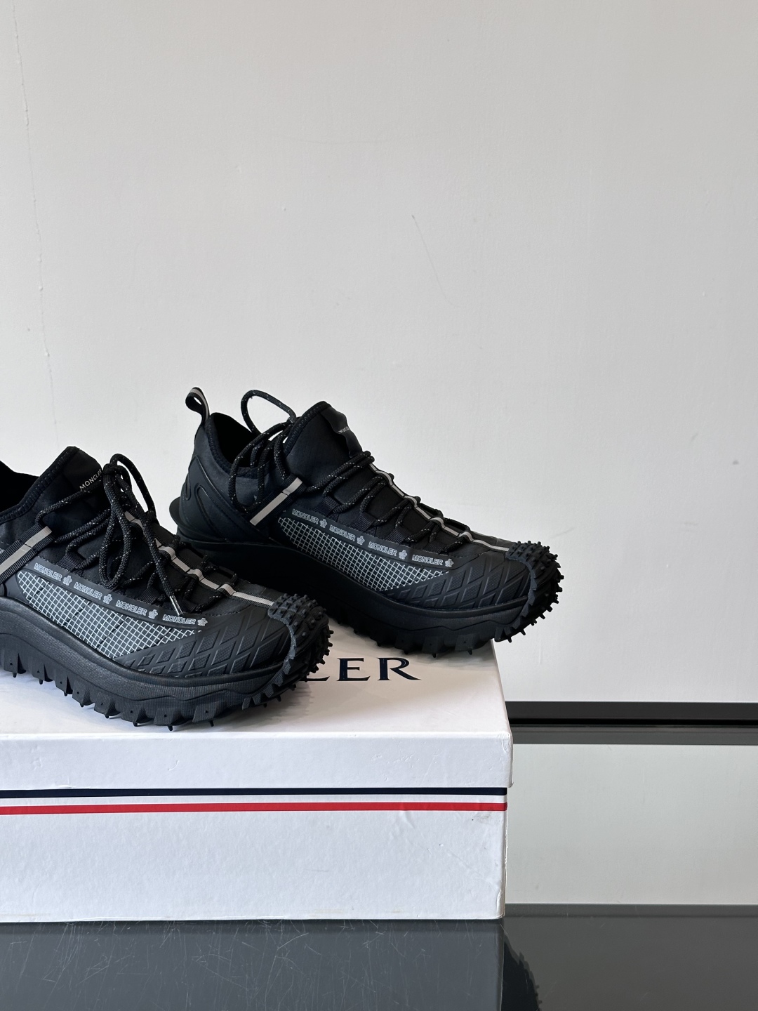 Moncler/蒙口户外系带运动鞋，具有舒适防滑性能，采用皮革和科技面料制成，专为户外跑步或都市漫步而设