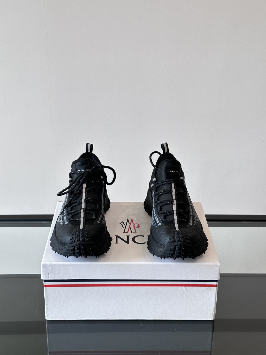 Moncler/蒙口户外系带运动鞋，具有舒适防滑性能，采用皮革和科技面料制成，专为户外跑步或都市漫步而设