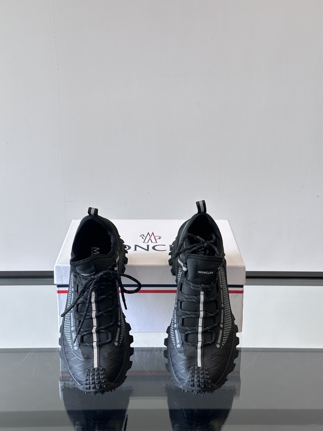 Moncler/蒙口户外系带运动鞋，具有舒适防滑性能，采用皮革和科技面料制成，专为户外跑步或都市漫步而设