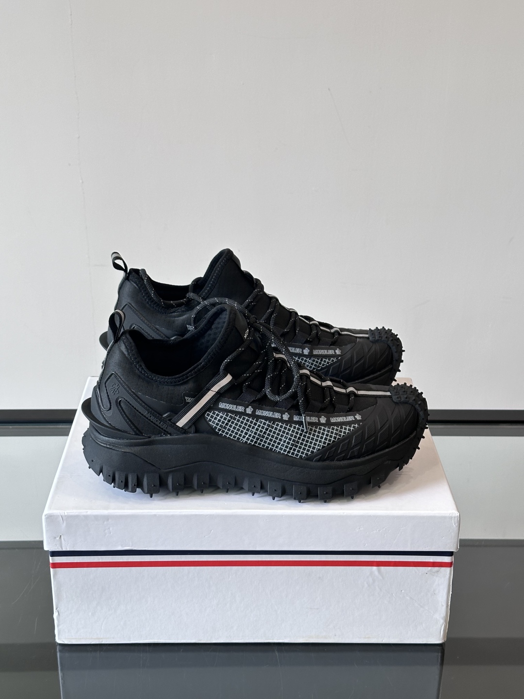 Moncler/蒙口户外系带运动鞋，具有舒适防滑性能，采用皮革和科技面料制成，专为户外跑步或都市漫步而设