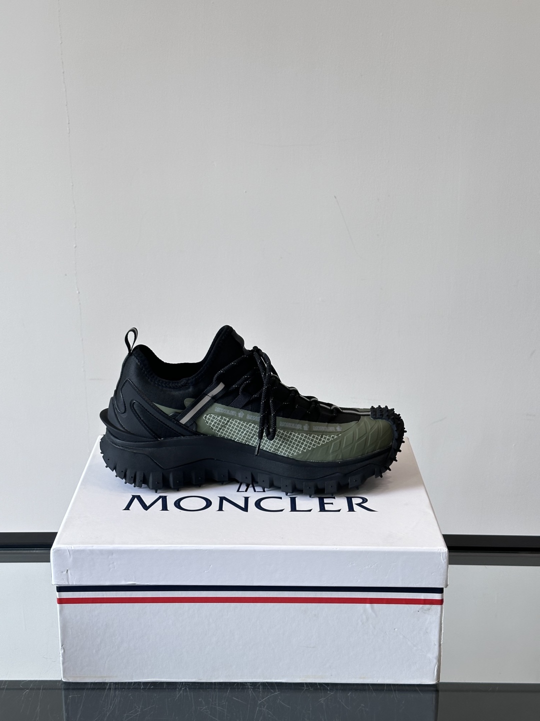 Moncler/蒙口户外系带运动鞋，具有舒适防滑性能，采用皮革和科技面料制成，专为户外跑步或都市漫步而设