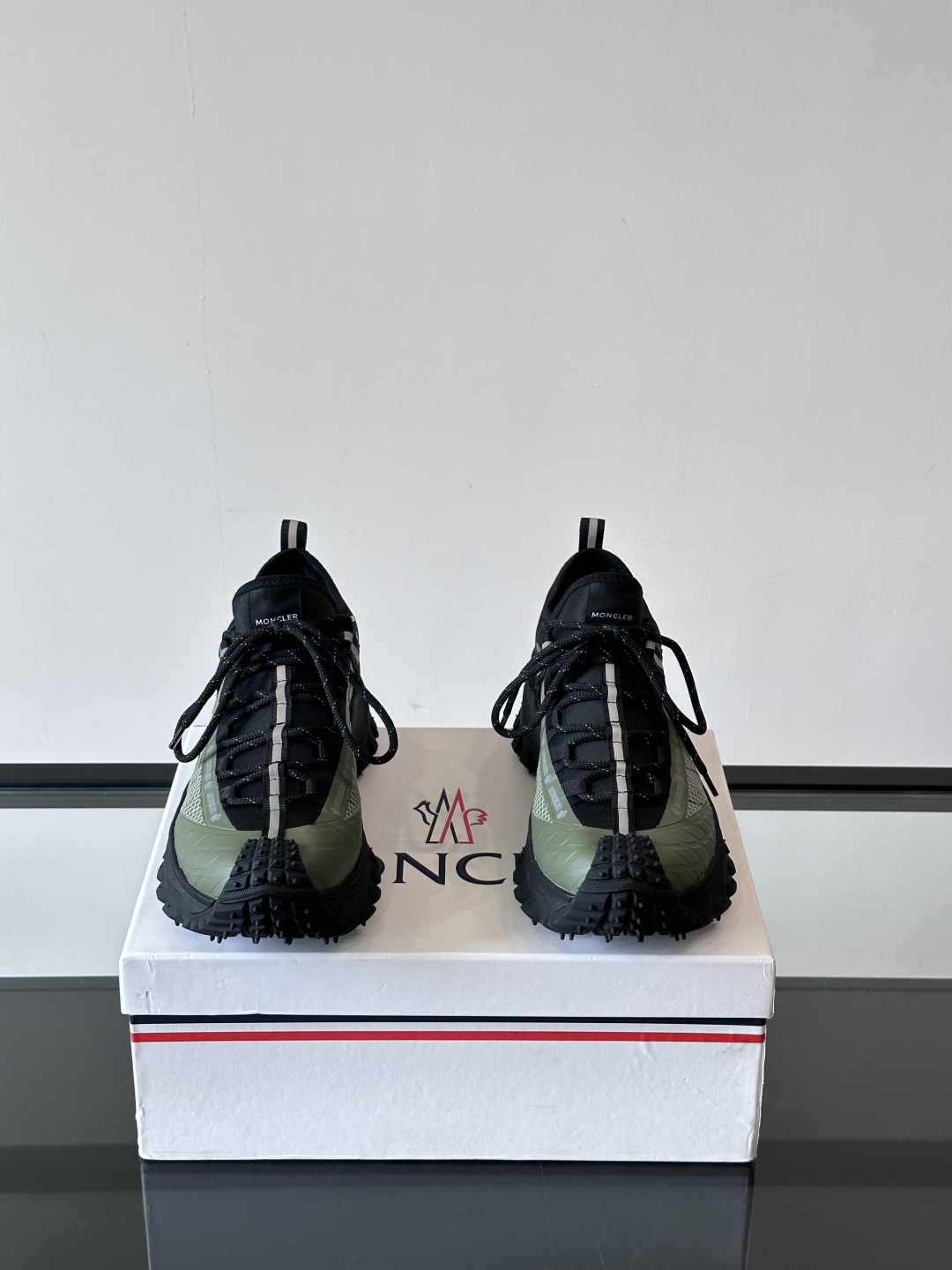 Moncler/蒙口户外系带运动鞋，具有舒适防滑性能，采用皮革和科技面料制成，专为户外跑步或都市漫步而设