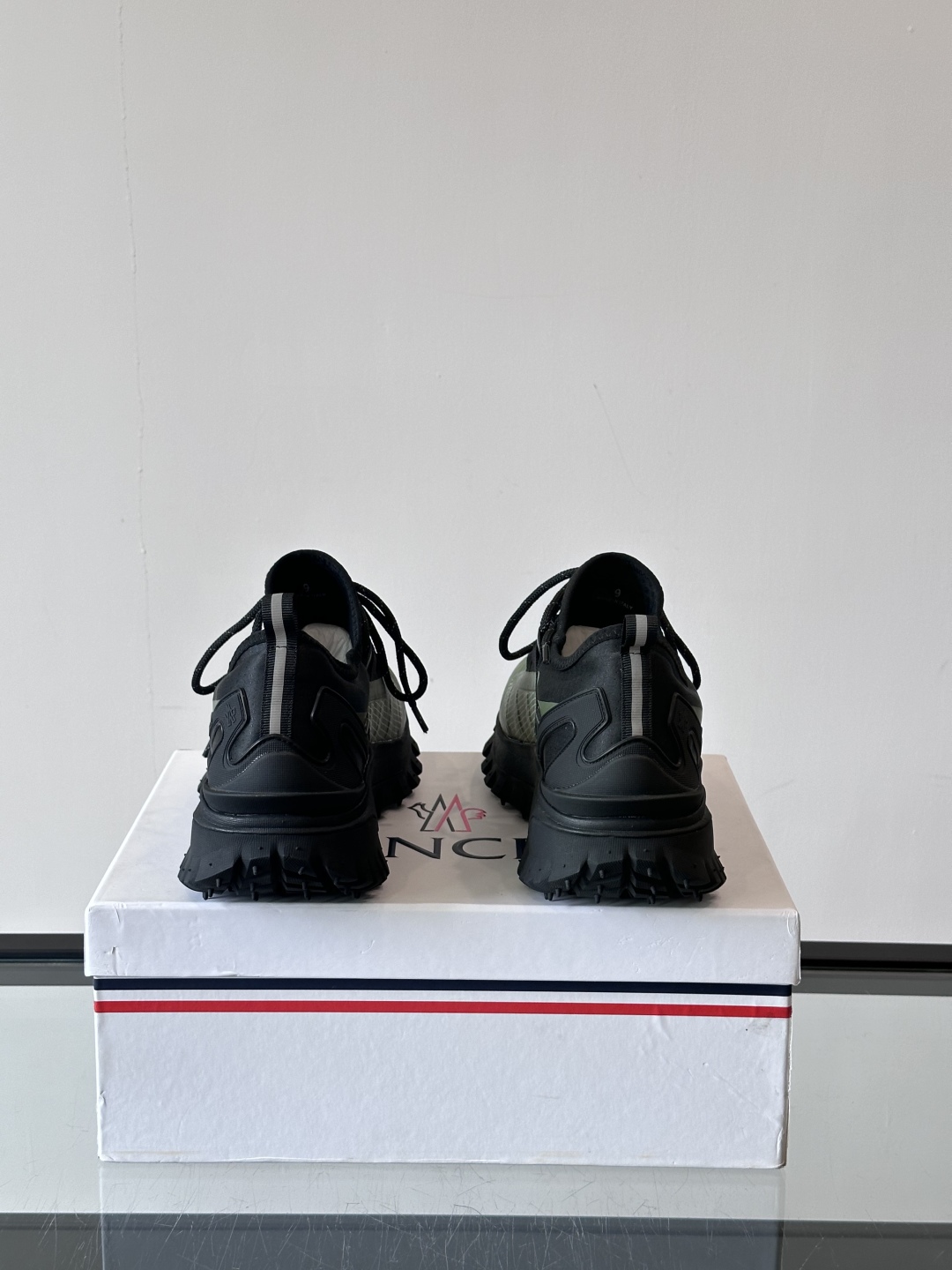Moncler/蒙口户外系带运动鞋，具有舒适防滑性能，采用皮革和科技面料制成，专为户外跑步或都市漫步而设