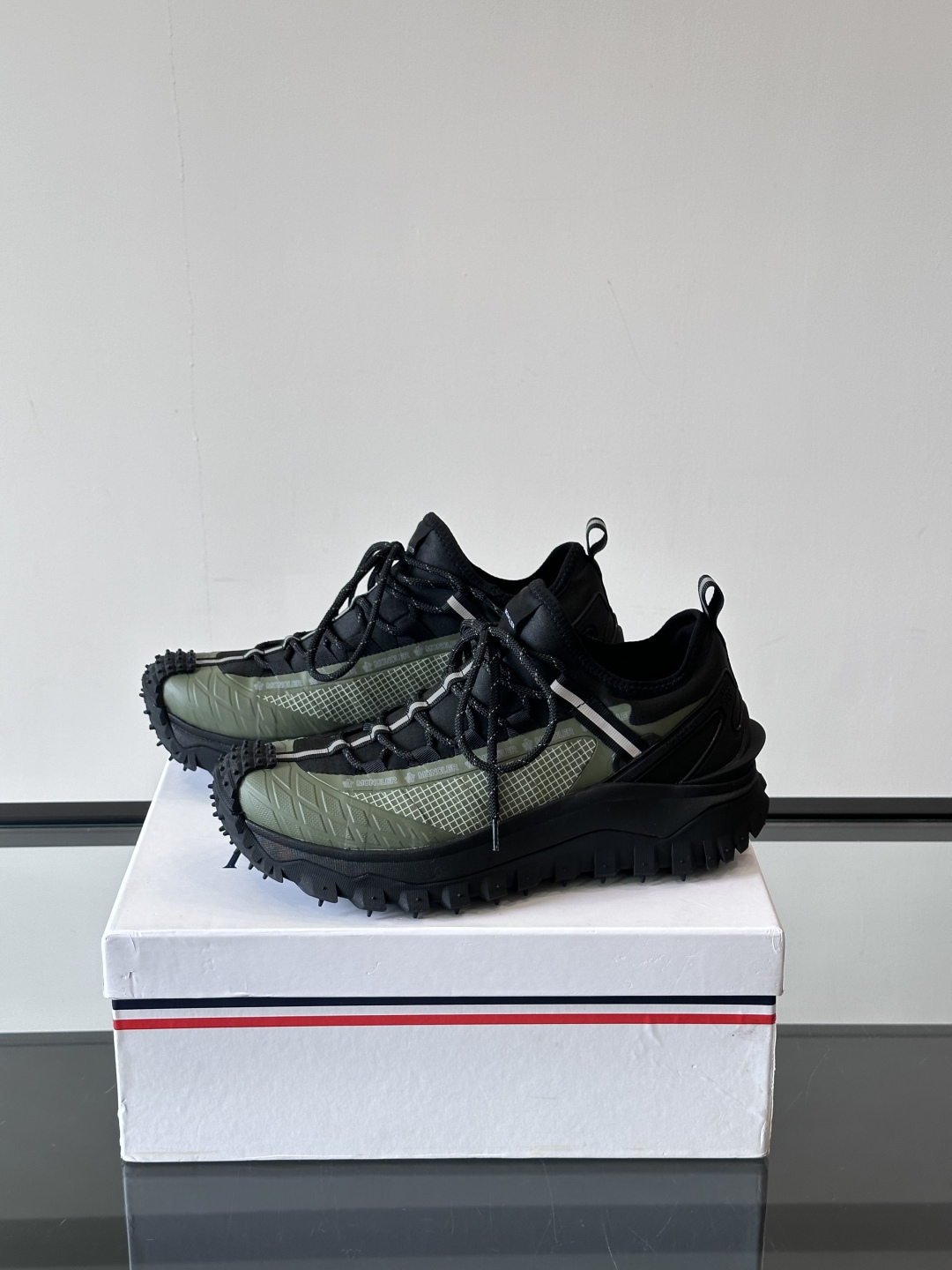 Moncler/蒙口户外系带运动鞋，具有舒适防滑性能，采用皮革和科技面料制成，专为户外跑步或都市漫步而设