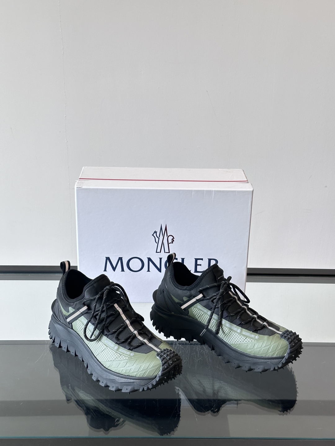 Moncler/蒙口户外系带运动鞋，具有舒适防滑性能，采用皮革和科技面料制成，专为户外跑步或都市漫步而设