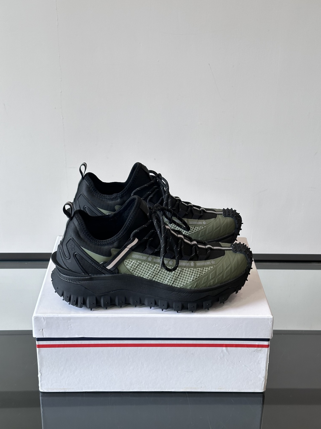 Moncler/蒙口户外系带运动鞋，具有舒适防滑性能，采用皮革和科技面料制成，专为户外跑步或都市漫步而设
