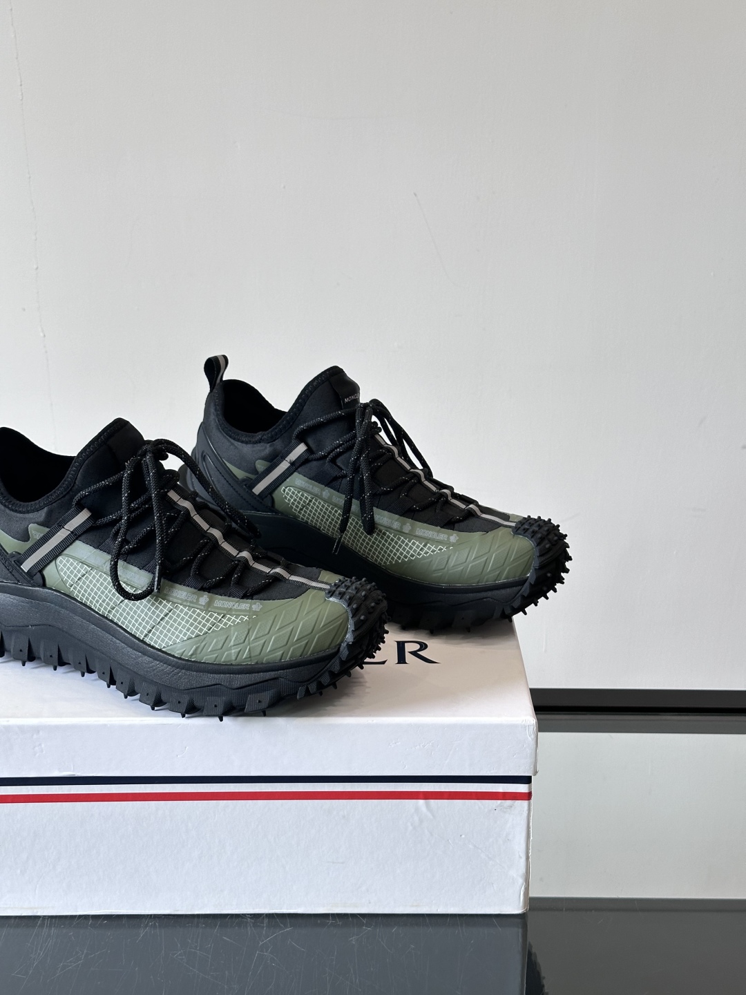 Moncler/蒙口户外系带运动鞋，具有舒适防滑性能，采用皮革和科技面料制成，专为户外跑步或都市漫步而设