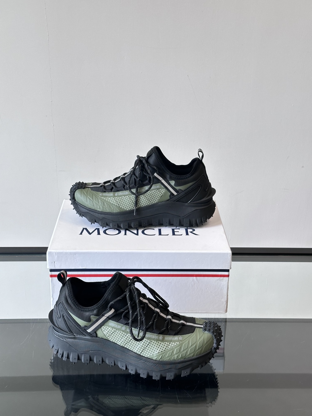 Moncler/蒙口户外系带运动鞋，具有舒适防滑性能，采用皮革和科技面料制成，专为户外跑步或都市漫步而设