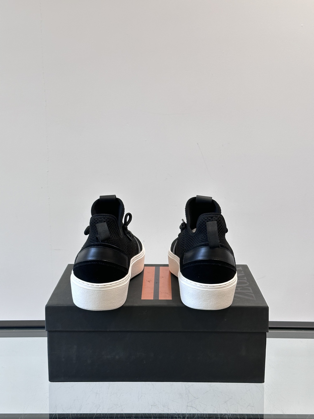 Zegna/杰尼亚全新男士休闲鞋。高定原版一致的特殊弹力针织面料，加密一体飞织面料，确保多季节的实用性和