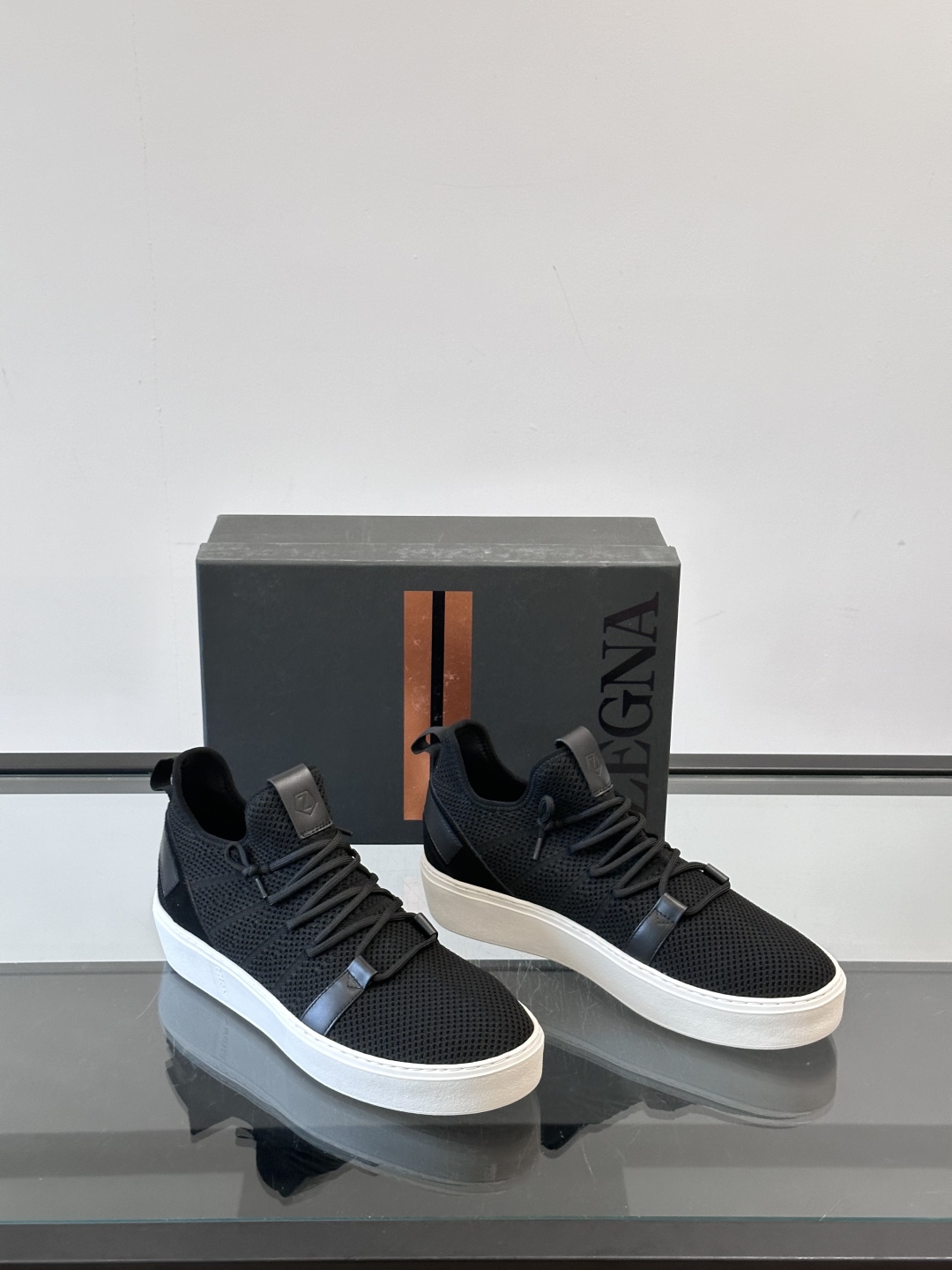 Zegna/杰尼亚全新男士休闲鞋。高定原版一致的特殊弹力针织面料，加密一体飞织面料，确保多季节的实用性和