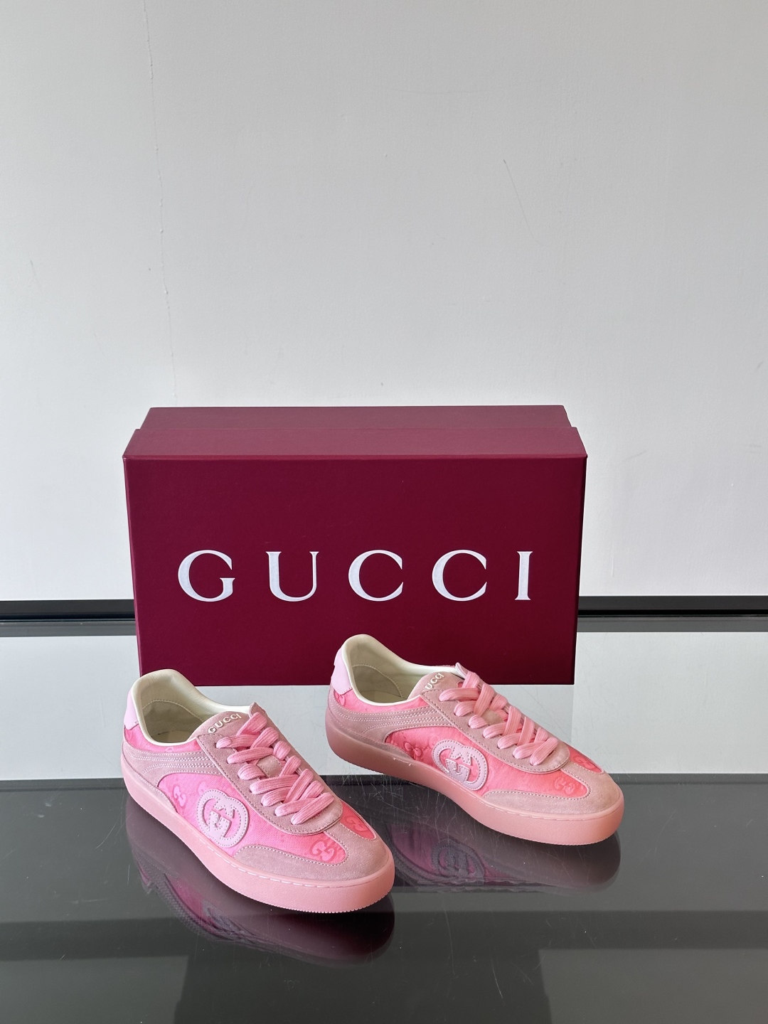 Gucc*古驰德训鞋25ss春夏新品，男士运动鞋出货，这款运动鞋设计灵感源自意大利海岸的夏日风情和海滩俱