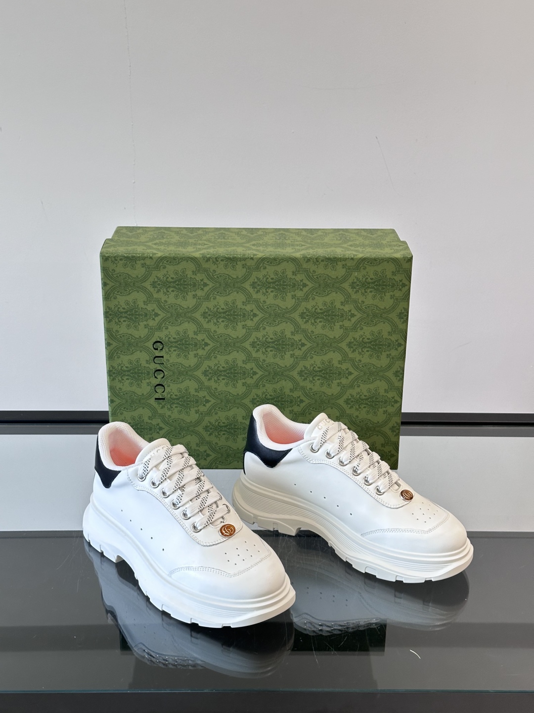 Gucci～古驰情侣款👫厚底休闲运动鞋，熊猫配色时尚大气，鞋面采用光滑小牛皮撞色拼接，鞋头开孔细节，鞋舌