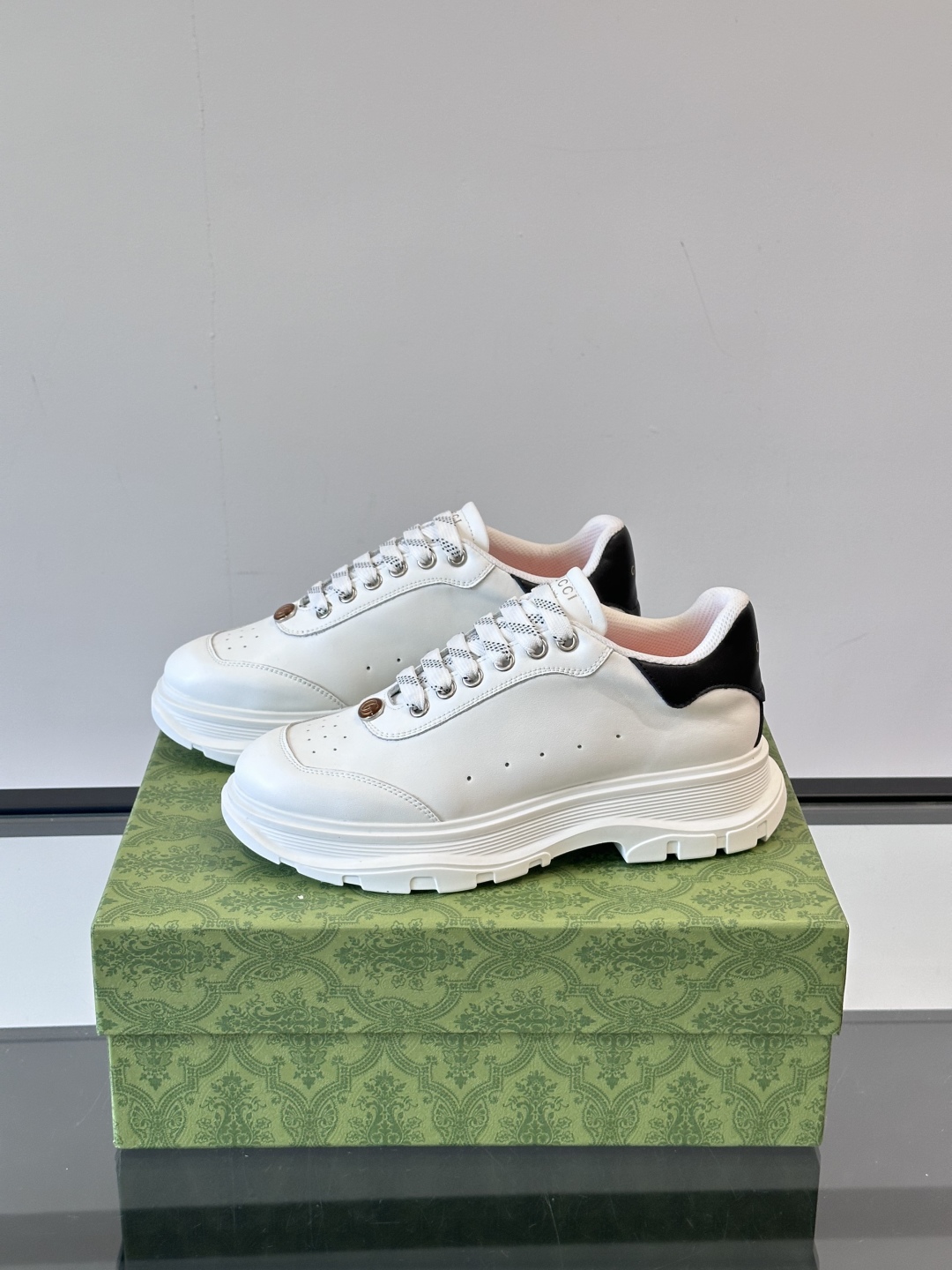 Gucci～古驰情侣款👫厚底休闲运动鞋，熊猫配色时尚大气，鞋面采用光滑小牛皮撞色拼接，鞋头开孔细节，鞋舌