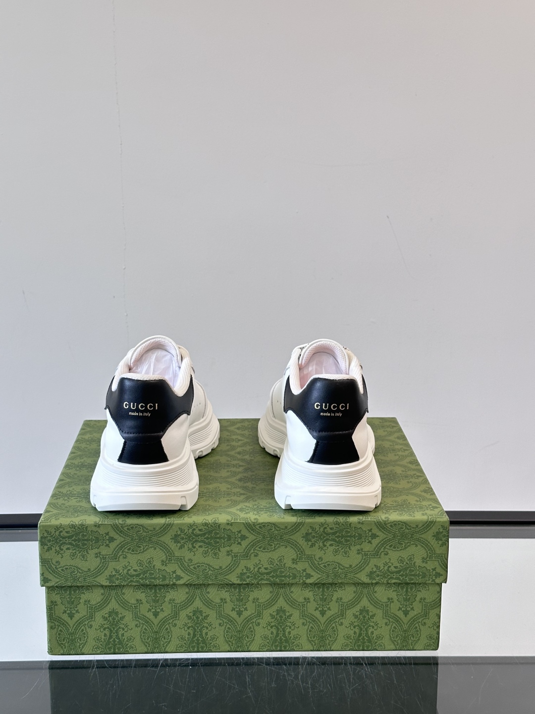 Gucci～古驰情侣款👫厚底休闲运动鞋，熊猫配色时尚大气，鞋面采用光滑小牛皮撞色拼接，鞋头开孔细节，鞋舌
