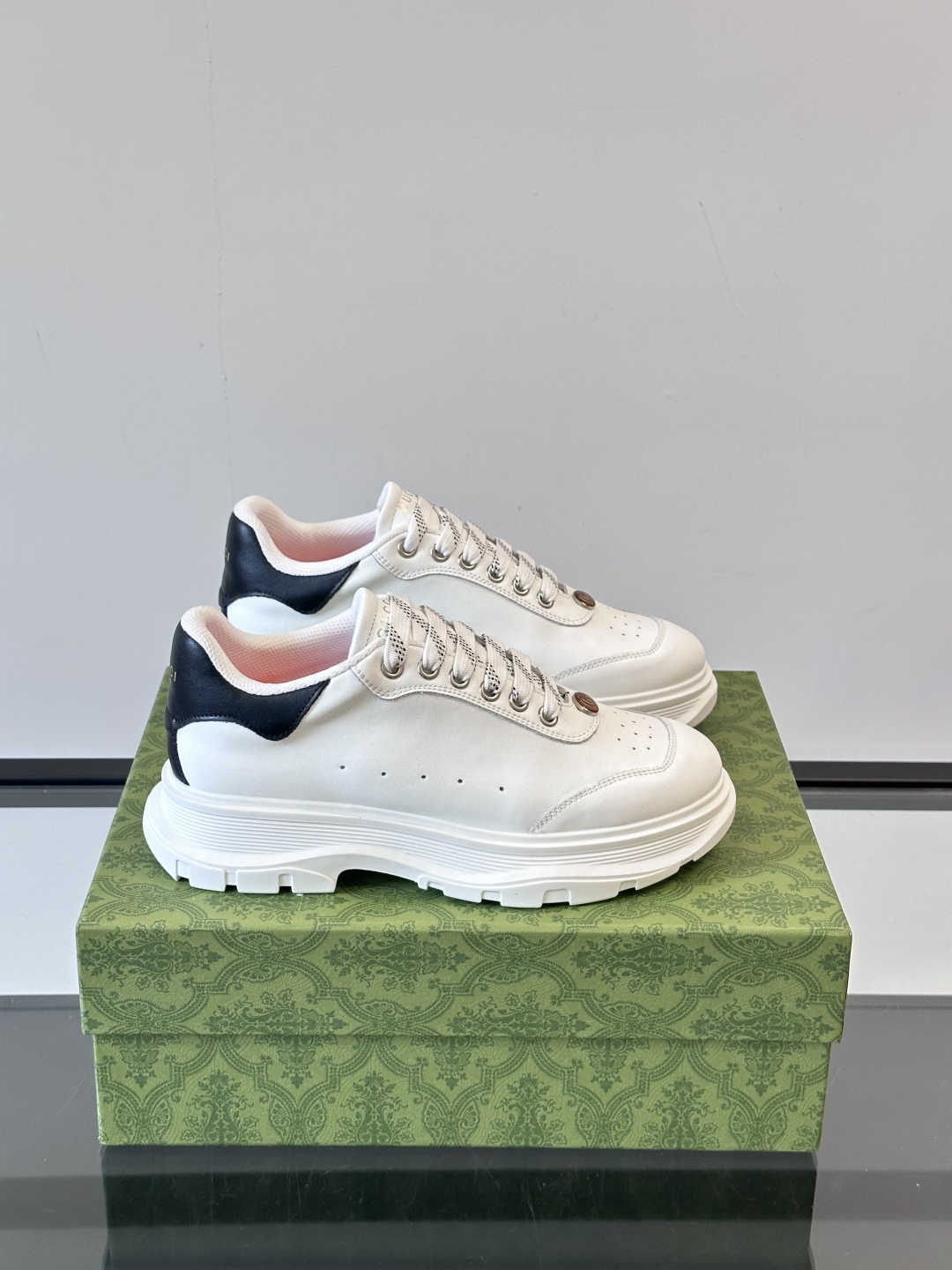 Gucci～古驰情侣款👫厚底休闲运动鞋，熊猫配色时尚大气，鞋面采用光滑小牛皮撞色拼接，鞋头开孔细节，鞋舌
