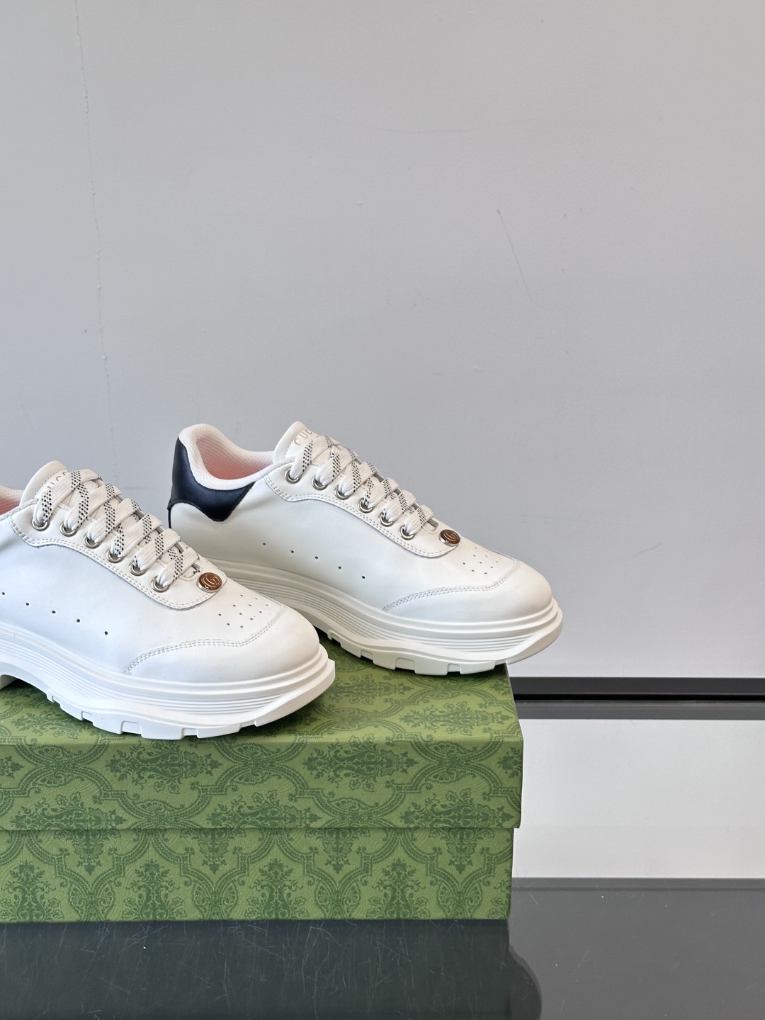 Gucci～古驰情侣款👫厚底休闲运动鞋，熊猫配色时尚大气，鞋面采用光滑小牛皮撞色拼接，鞋头开孔细节，鞋舌