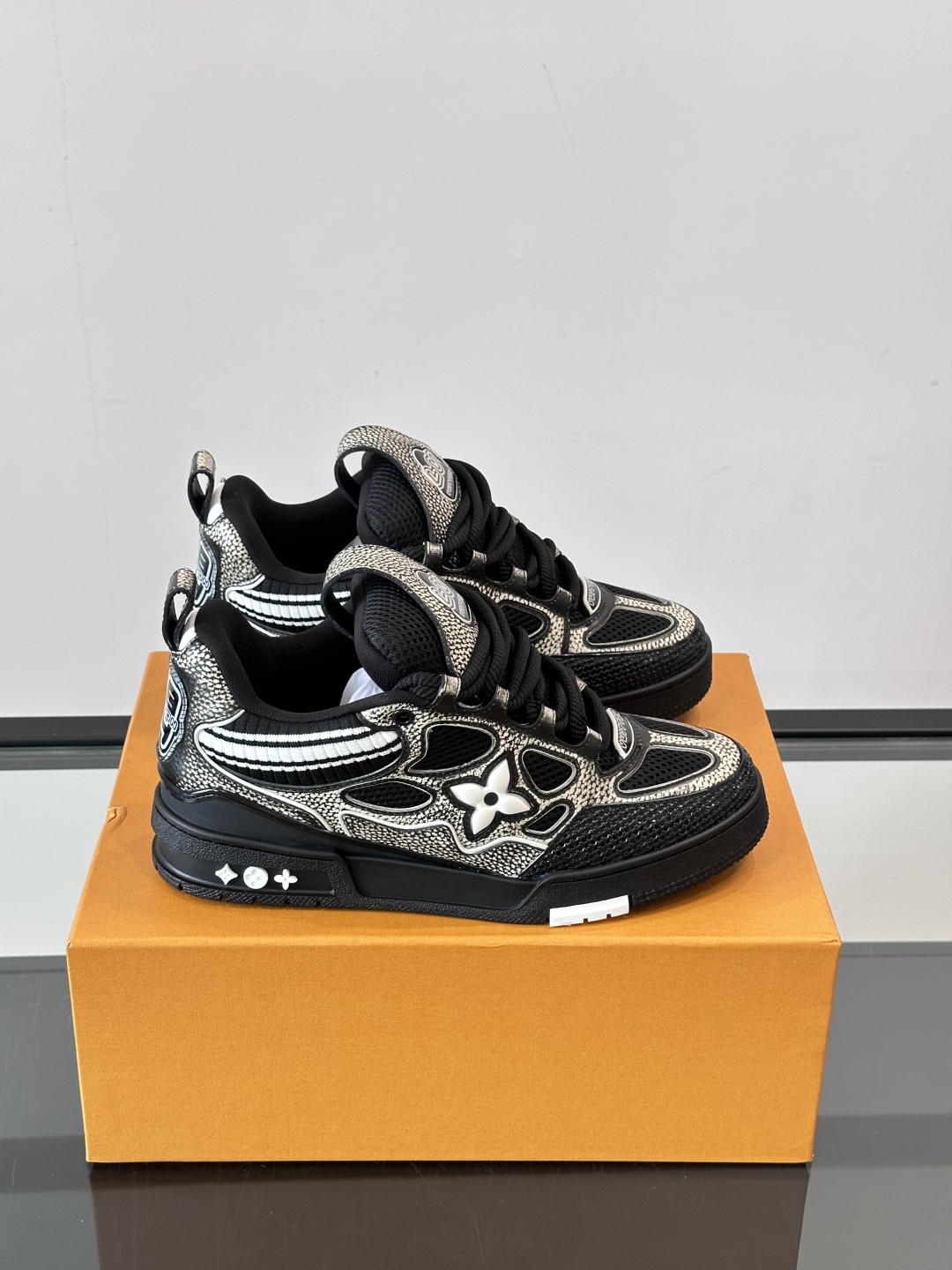 L家Skate ss25运动鞋👟采用复古风格的 calfleather材质，其独特的针织领设计灵感源自运